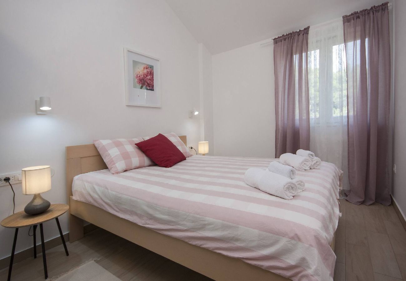 Ferienwohnung in Šibenik-Brodarica - Apartments Tonia - Apartment mit einem Schlafzimmer und Meerblick (Mala A1)