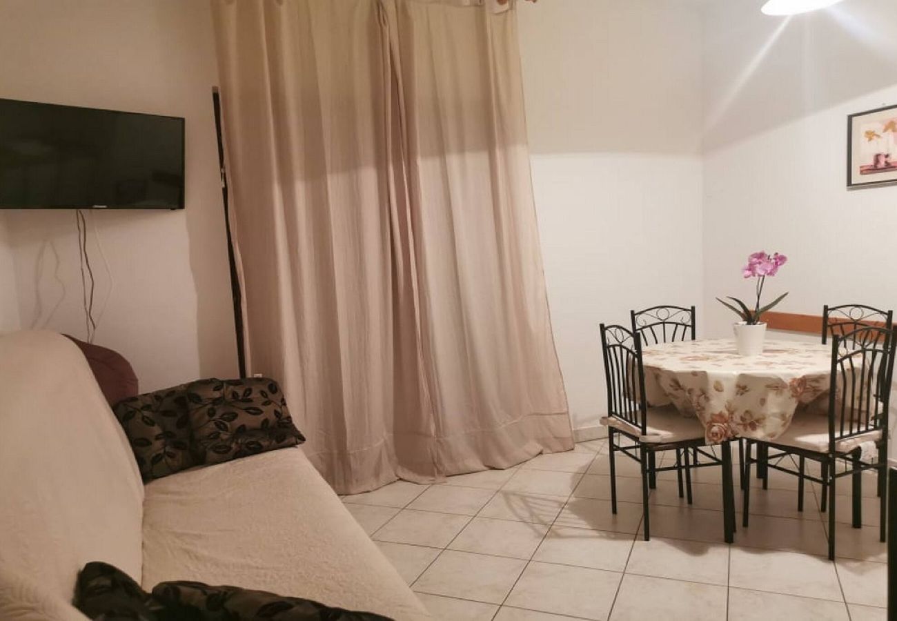 Ferienwohnung in Šibenik-Brodarica - Soha Apartments – Apartment mit einem Schlafzimmer und teilweisem Meerblick