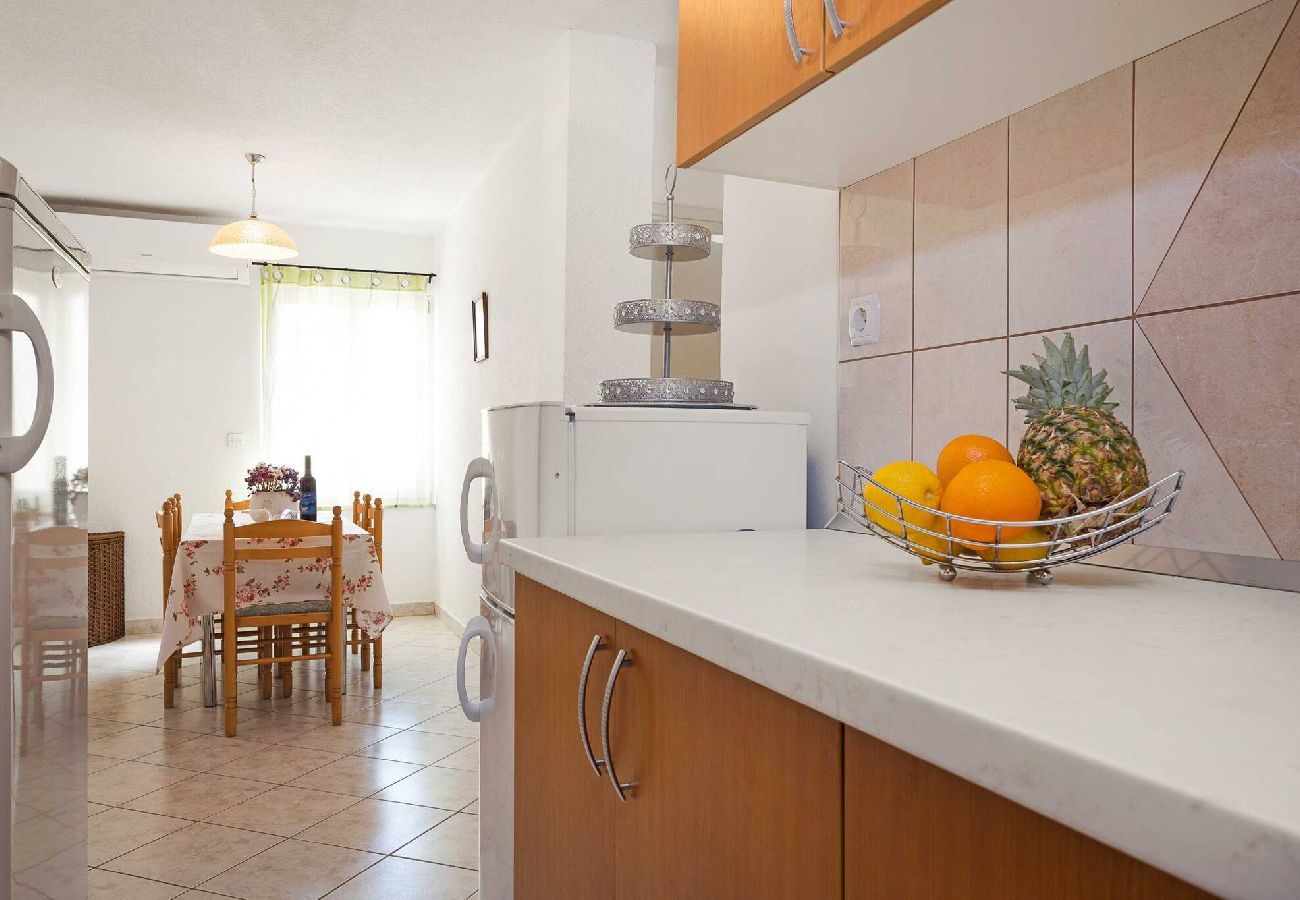 Ferienwohnung in Šibenik-Brodarica - Terra Mare Apartments – Apartment mit drei Schlafzimmern und Terrasse