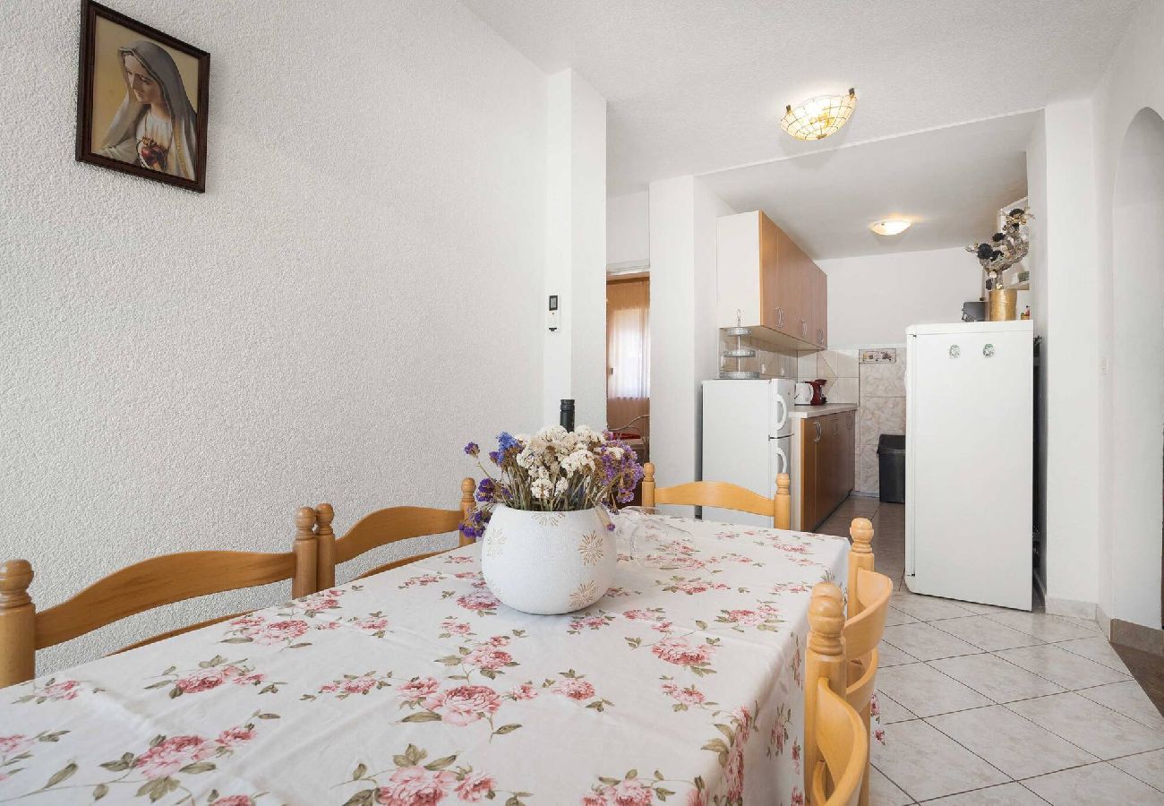 Ferienwohnung in Šibenik-Brodarica - Terra Mare Apartments – Apartment mit drei Schlafzimmern und Terrasse