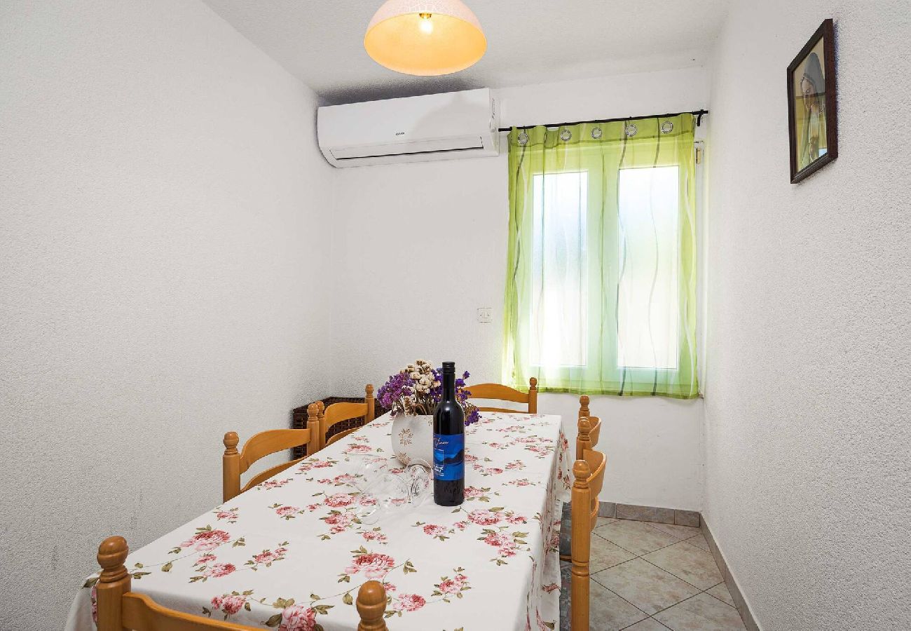 Ferienwohnung in Šibenik-Brodarica - Terra Mare Apartments – Apartment mit drei Schlafzimmern und Terrasse