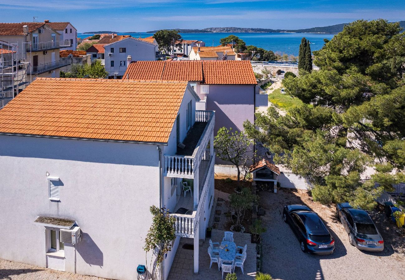 Ferienwohnung in Šibenik-Brodarica - Terra Mare Apartments – Apartment mit drei Schlafzimmern und Terrasse