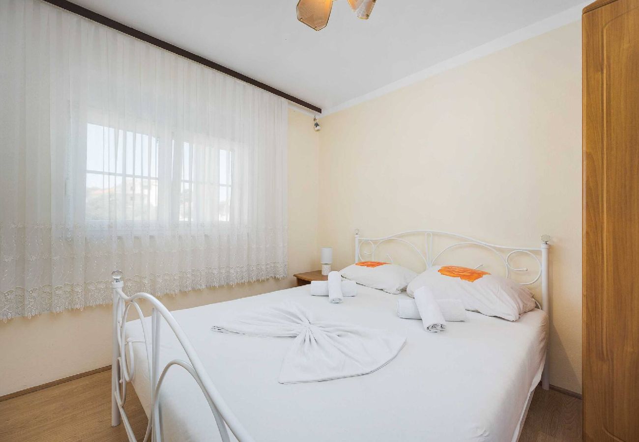 Ferienwohnung in Šibenik-Brodarica - Terra Mare Apartments – Apartment mit drei Schlafzimmern und Terrasse