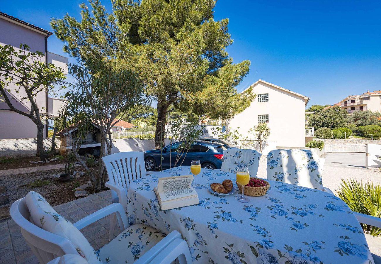 Ferienwohnung in Šibenik-Brodarica - Terra Mare Apartments – Apartment mit drei Schlafzimmern und Terrasse