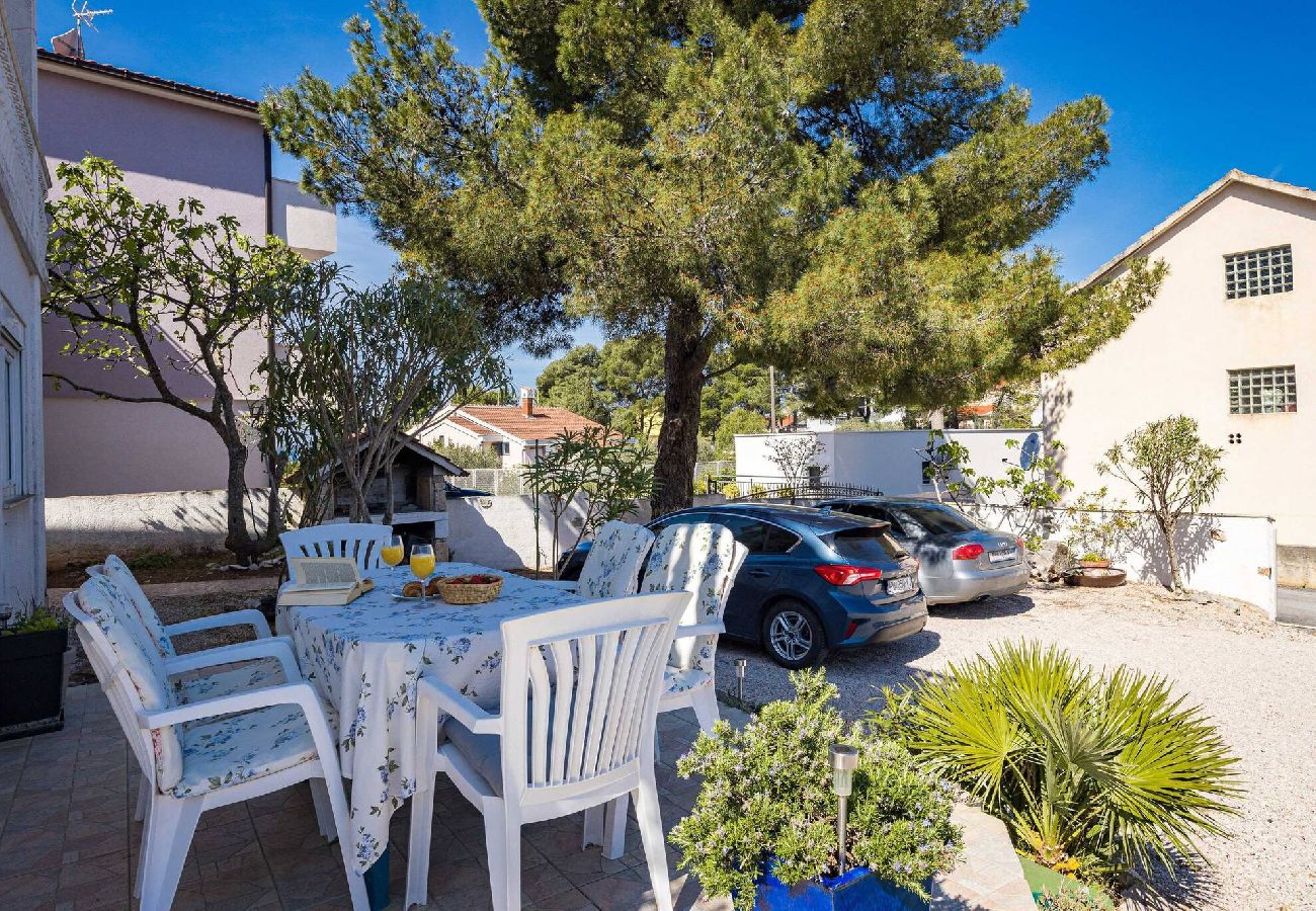 Ferienwohnung in Šibenik-Brodarica - Terra Mare Apartments – Apartment mit drei Schlafzimmern und Terrasse