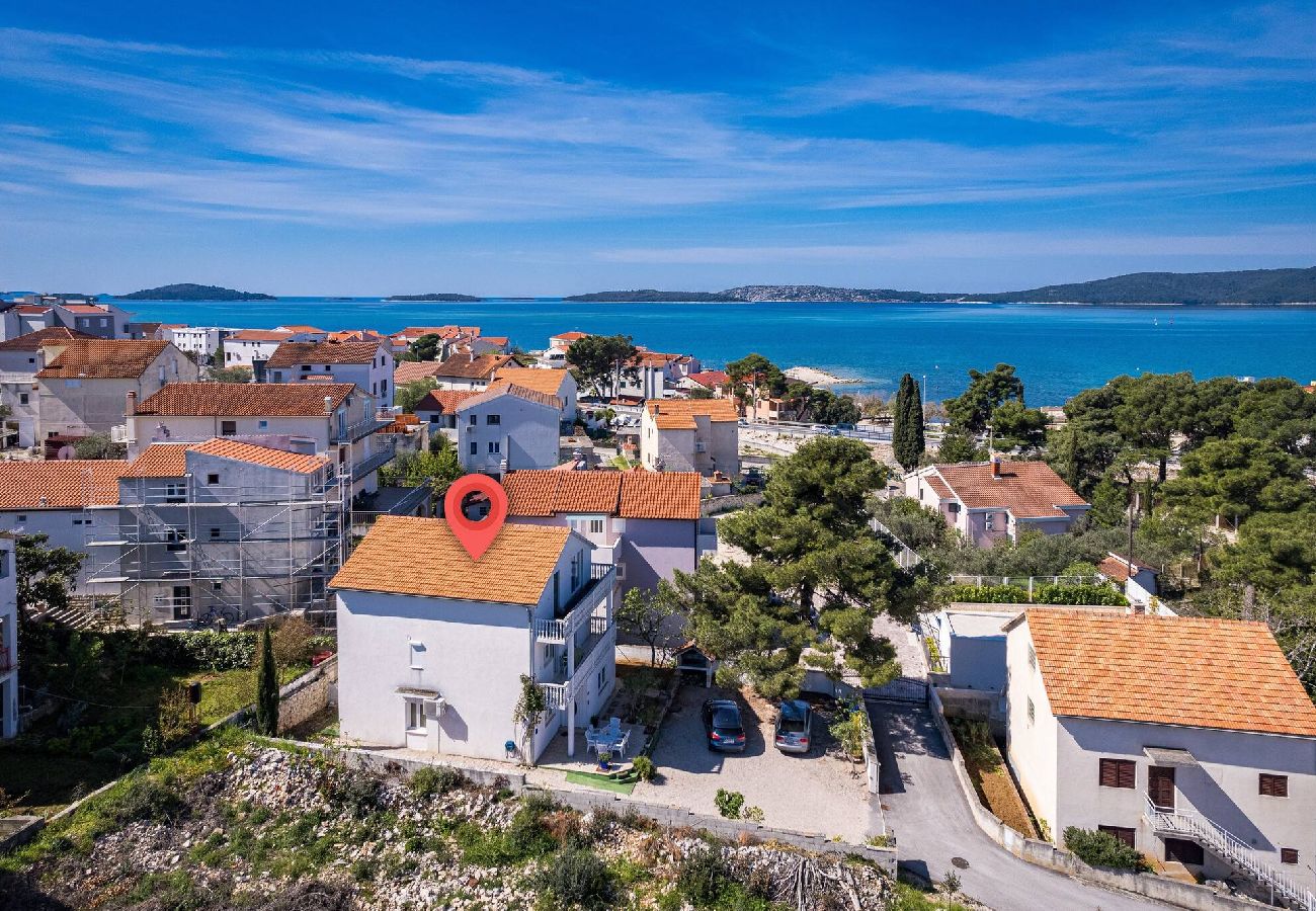 Ferienwohnung in Šibenik-Brodarica - Terra Mare Apartments – Apartment mit drei Schlafzimmern und Terrasse