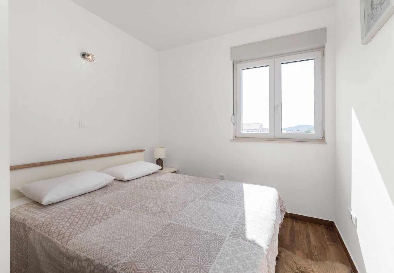 Ferienwohnung in Zecevo Rogoznicko - Apartments Boomerang – Apartment mit zwei Schlafzimmern und Meerblick A2