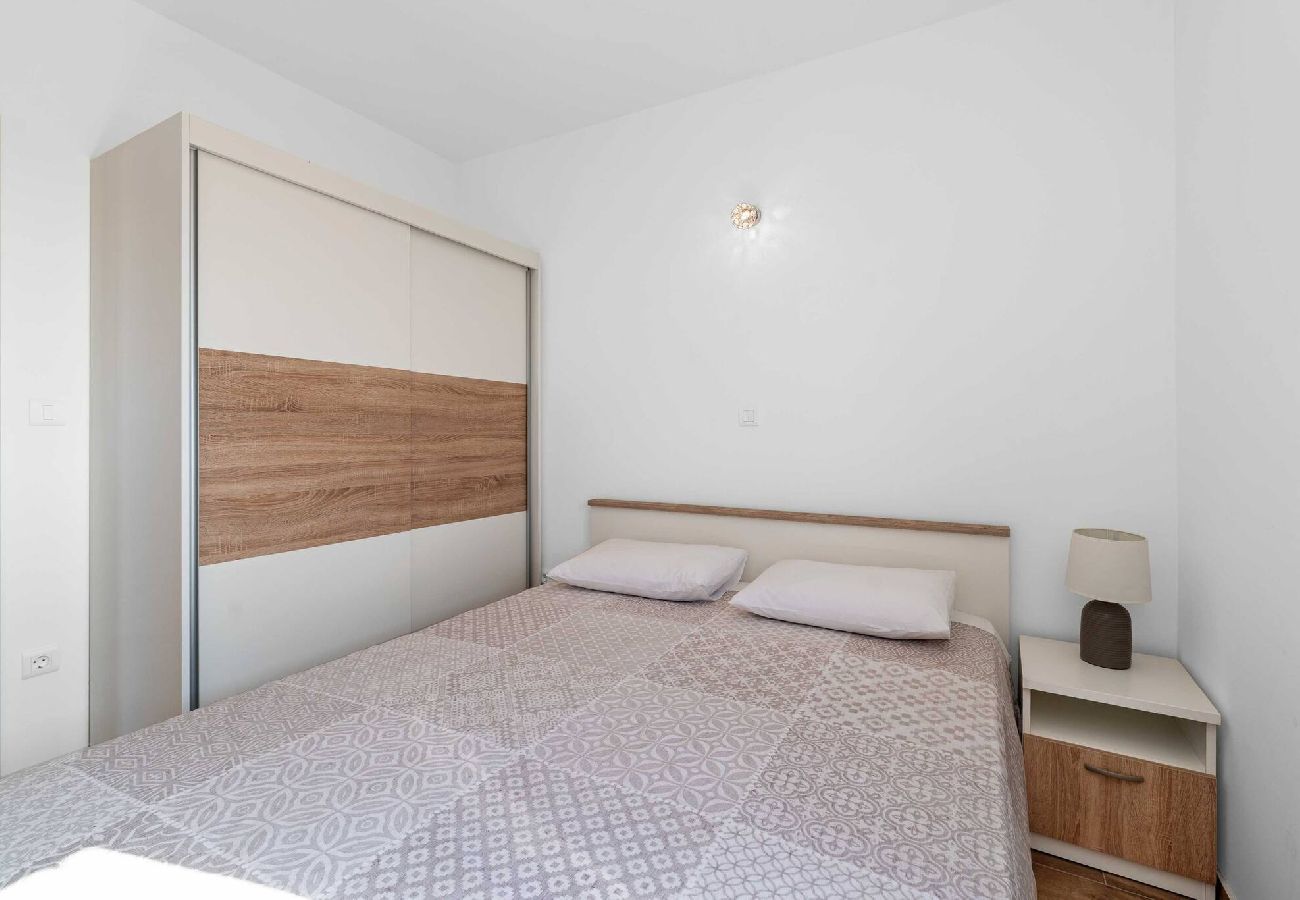 Ferienwohnung in Zecevo Rogoznicko - Apartments Boomerang – Apartment mit zwei Schlafzimmern und Meerblick A2