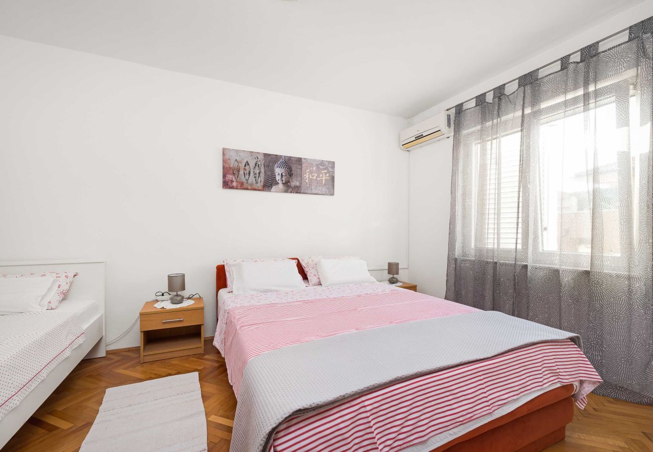 Ferienwohnung in Vodice - Apartments Anna – Apartment mit einem Schlafzimmer und Balkon