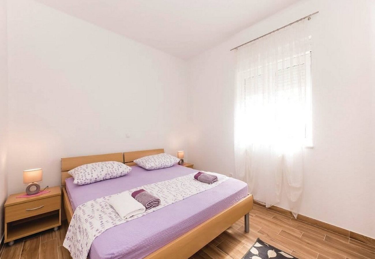 Ferienwohnung in Rogoznica - Apartments Zdenka Zatoglav - Apartment mit zwei Schlafzimmern und Meerblick (Pink)