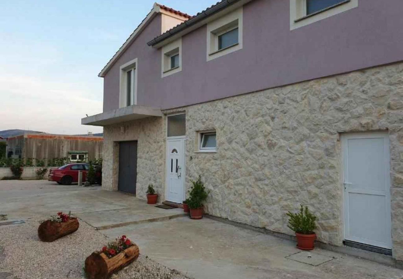 Ferienhaus in Lozovac - Ferienhaus Lucić – Haus mit drei Schlafzimmern und Gartenblick