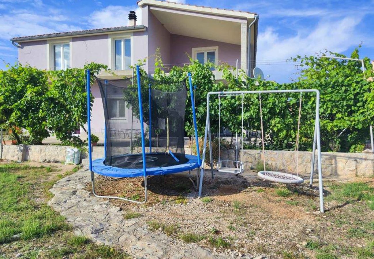 Ferienhaus in Lozovac - Ferienhaus Lucić – Haus mit drei Schlafzimmern und Gartenblick