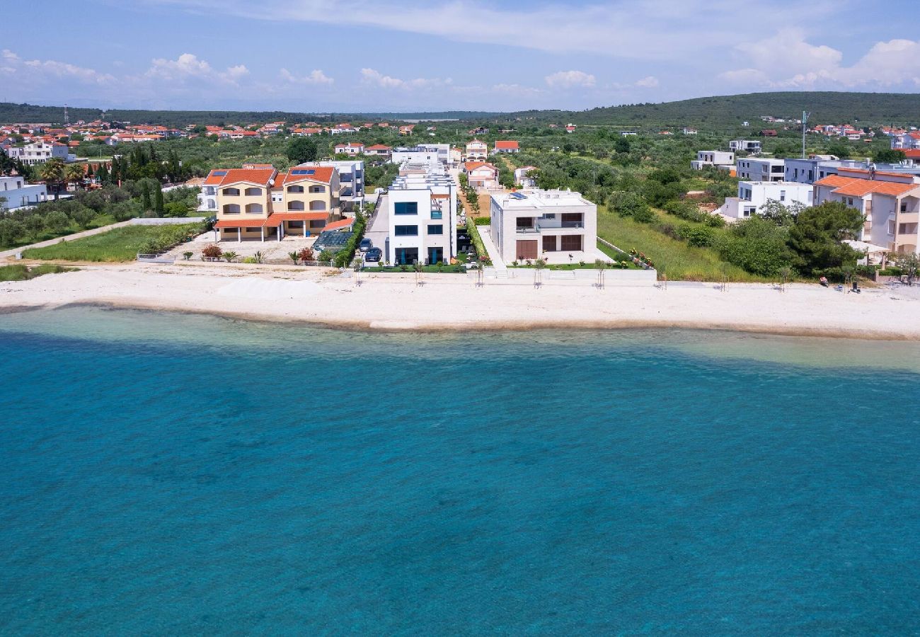 Villa in Sukošan - Villa Larimar – Haus am Meer mit drei Schlafzimmern