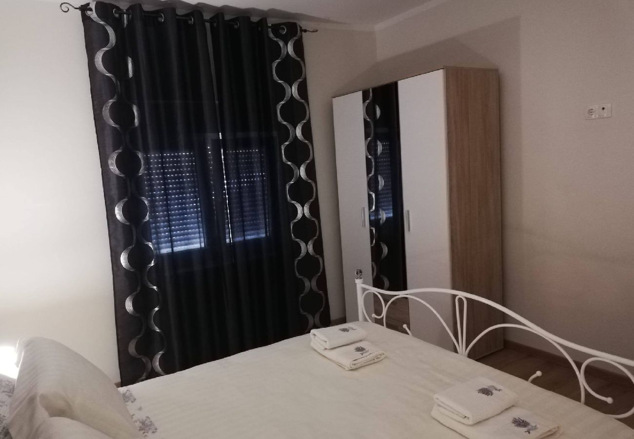 Ferienwohnung in Šibenik - Apartments Vanilla – Apartment mit einem Schlafzimmer und Gartenblick