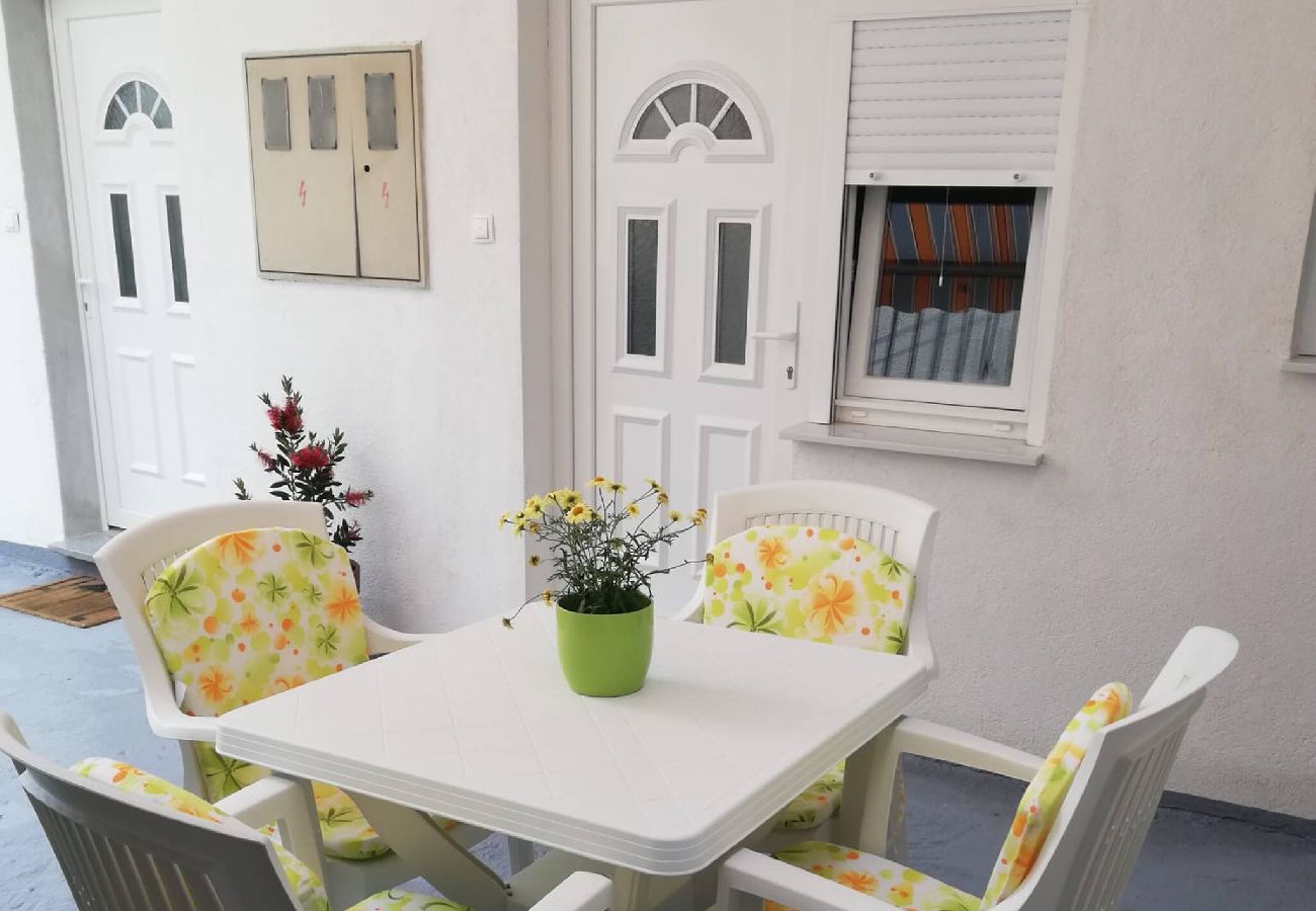 Ferienwohnung in Šibenik - Apartments Vanilla – Apartment mit einem Schlafzimmer und Gartenblick