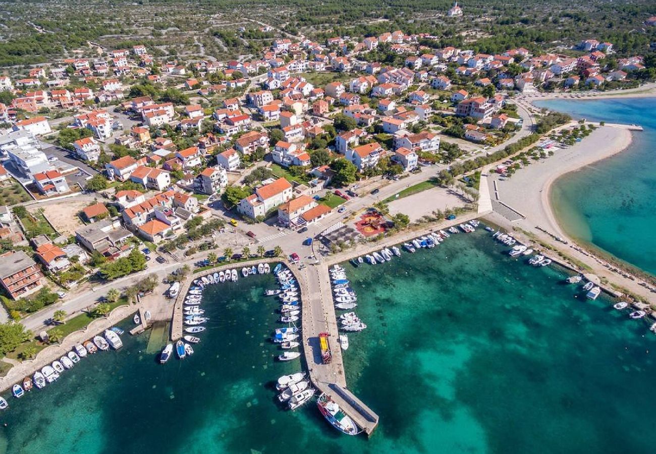 Ferienwohnung in Srima - Apartments Lacmanović - Apartment mit zwei Schlafzimmern und teilweisem Meerblick (Luca)