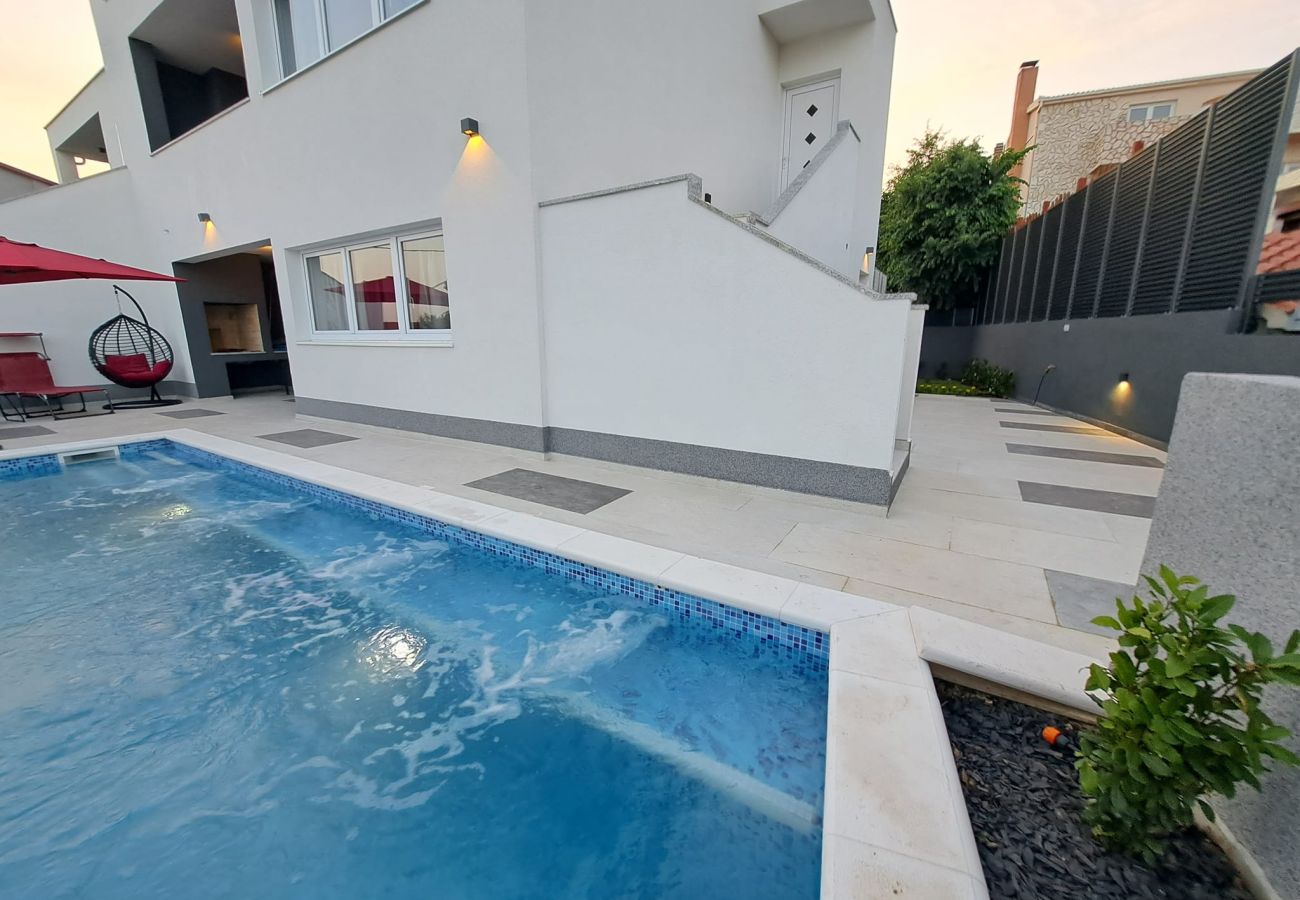 Ferienhaus in Kaštel Novi - Villa Viva – Haus mit sechs Schlafzimmern mit Pool und Whirlpool