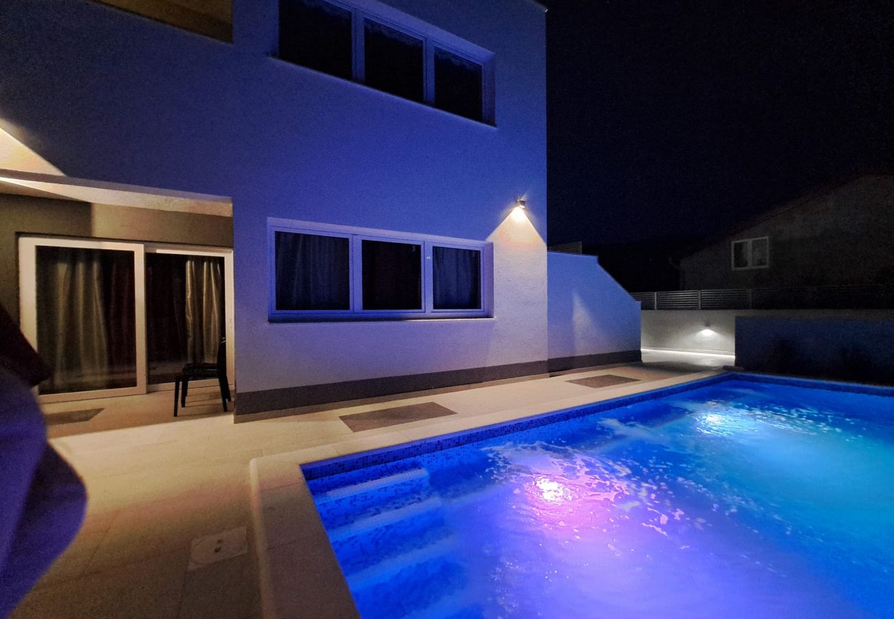 Ferienhaus in Kaštel Novi - Villa Viva – Haus mit sechs Schlafzimmern mit Pool und Whirlpool