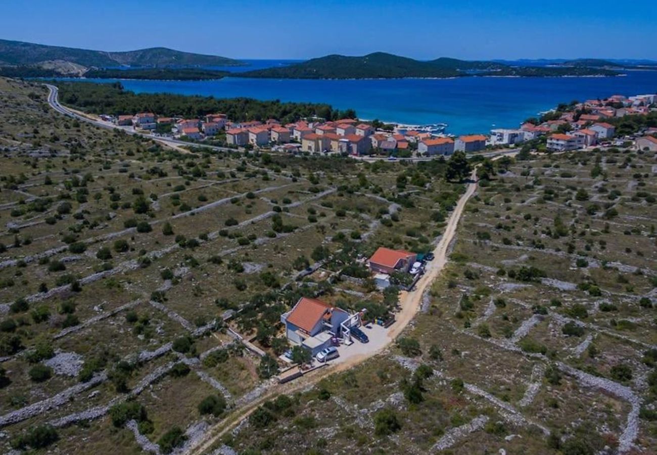 Ferienhaus in Žaborić - Ferienhaus Maslina – Haus mit drei Schlafzimmern und Gartenblick