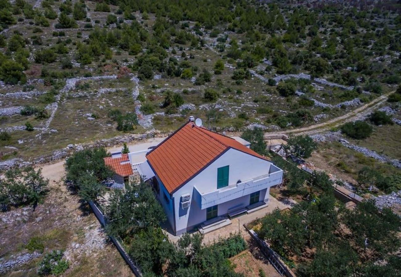 Ferienhaus in Žaborić - Ferienhaus Maslina – Haus mit drei Schlafzimmern und Gartenblick