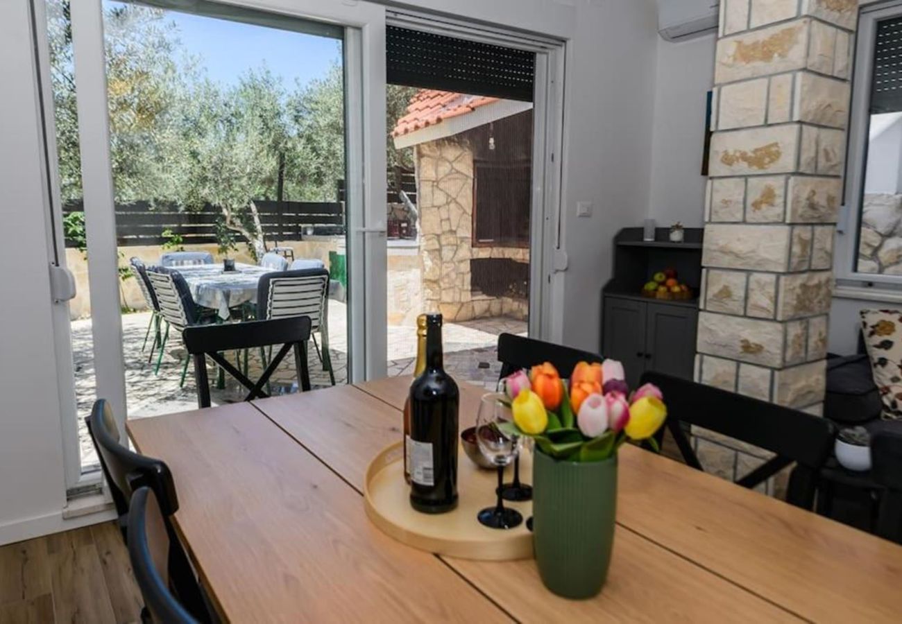 Ferienhaus in Žaborić - Ferienhaus Maslina – Haus mit drei Schlafzimmern und Gartenblick