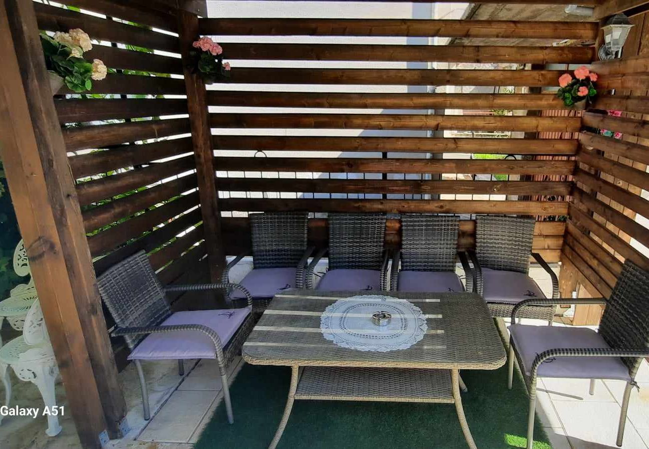 Ferienwohnung in Zadar - Apartment Rustica – Apartment mit zwei Schlafzimmern und Außenpool