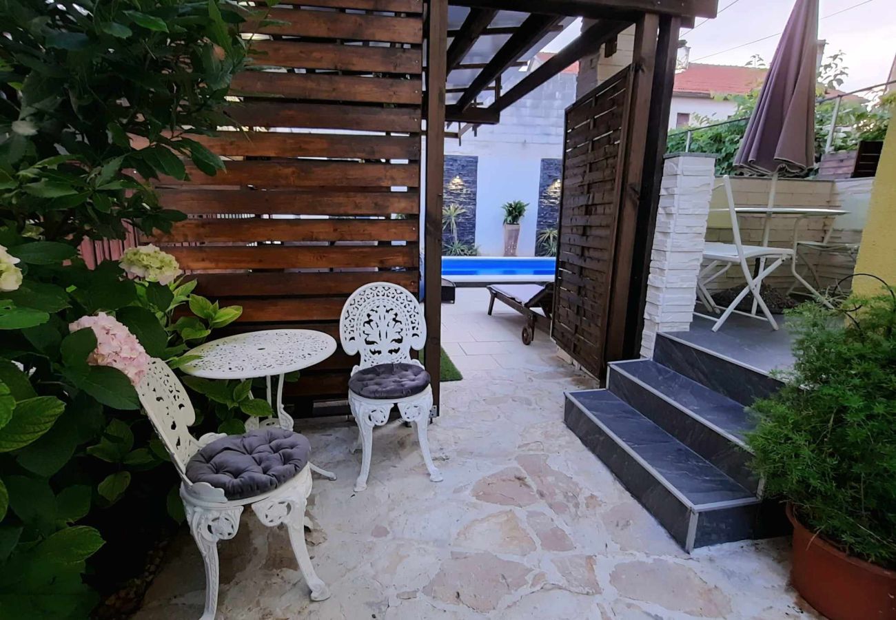 Ferienwohnung in Zadar - Apartment Rustica – Apartment mit zwei Schlafzimmern und Außenpool