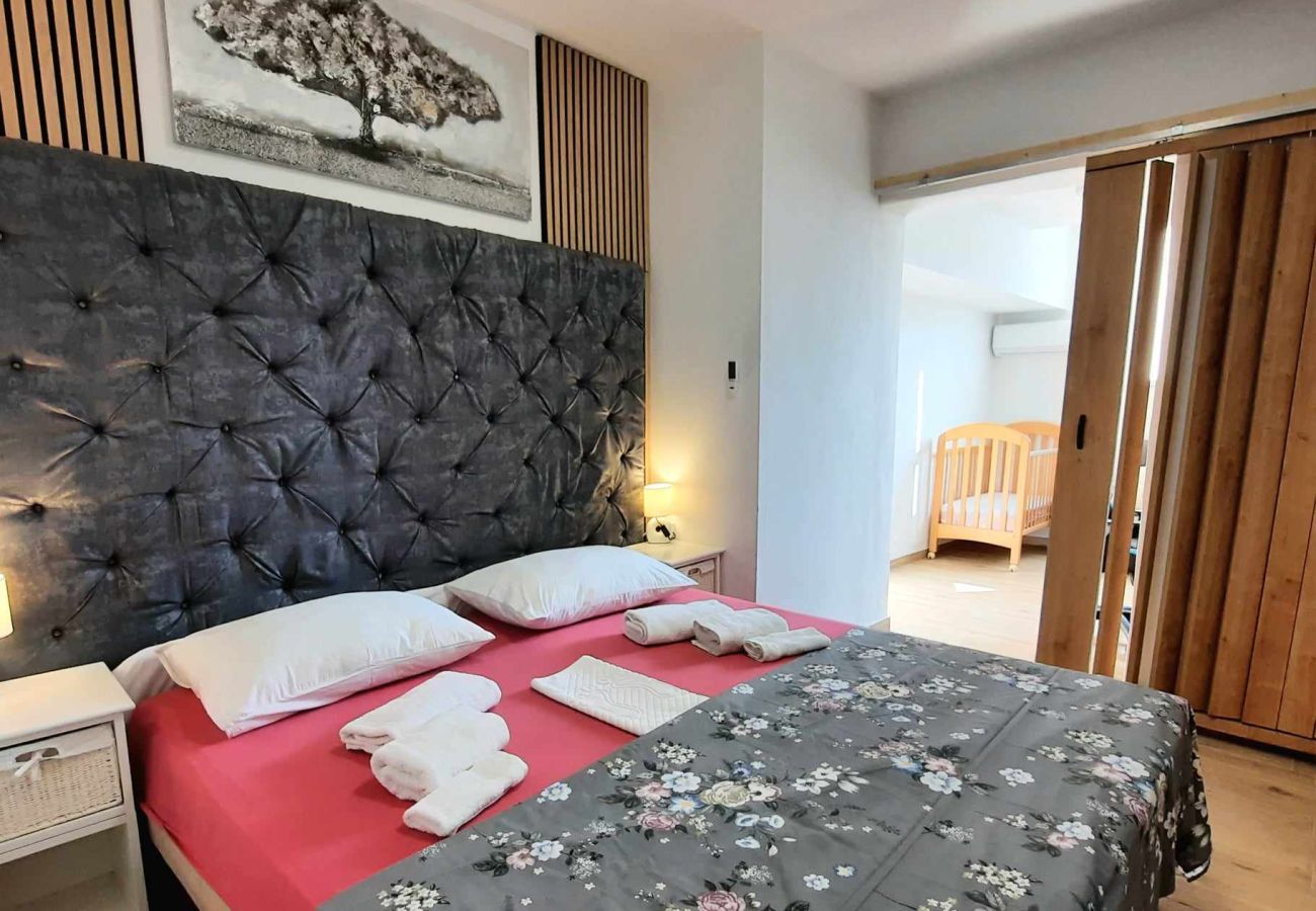 Ferienwohnung in Zadar - Apartment Rustica – Apartment mit zwei Schlafzimmern und Außenpool