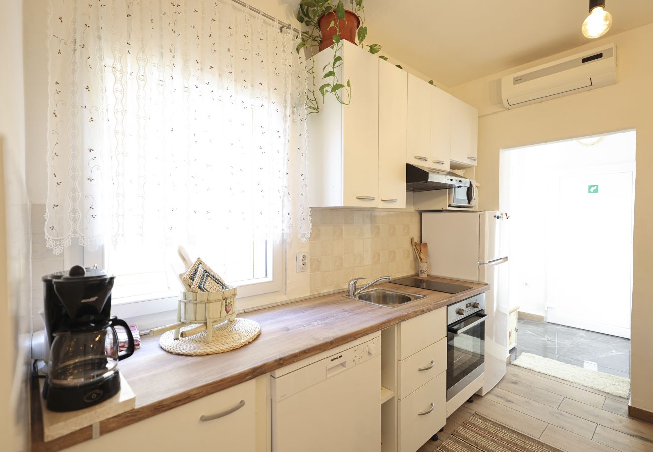 Ferienwohnung in Zadar - Apartment Rustica – Apartment mit zwei Schlafzimmern und Außenpool