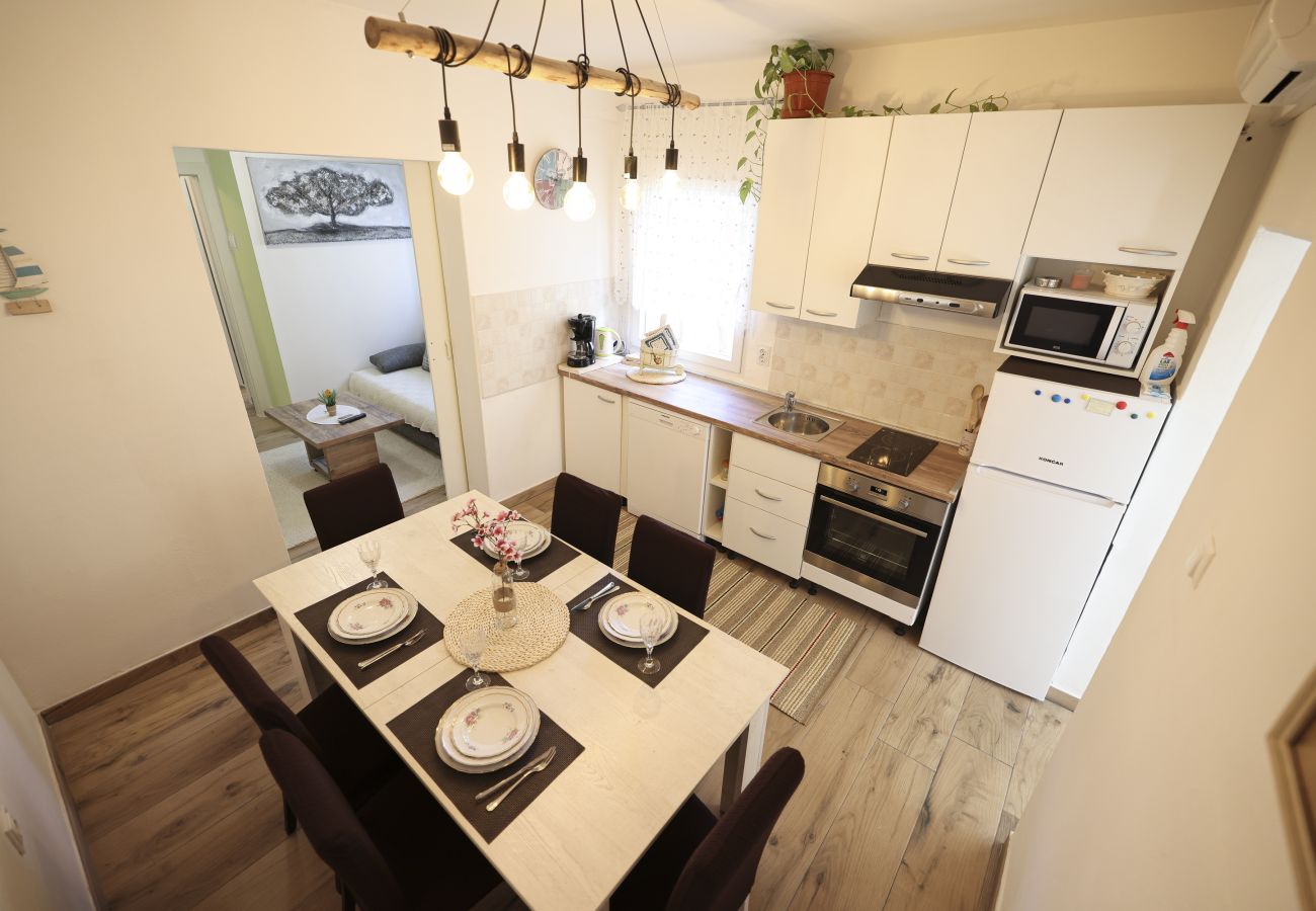 Ferienwohnung in Zadar - Apartment Rustica – Apartment mit zwei Schlafzimmern und Außenpool