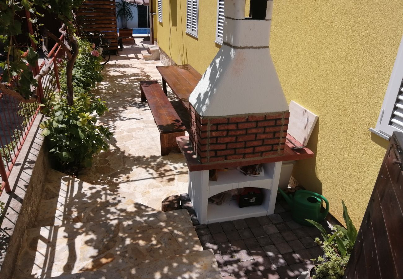 Ferienwohnung in Zadar - Apartment Rustica – Apartment mit zwei Schlafzimmern und Außenpool