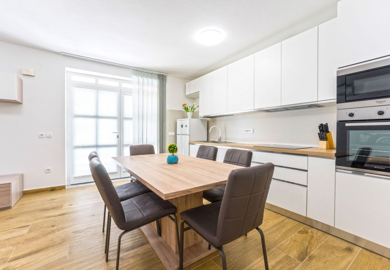 Ferienwohnung in Privlaka - Villa Bianca – Apartment mit zwei Schlafzimmern und Außenpool