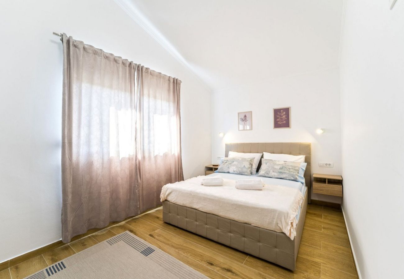 Ferienwohnung in Privlaka - Villa Bianca – Apartment mit zwei Schlafzimmern und Außenpool