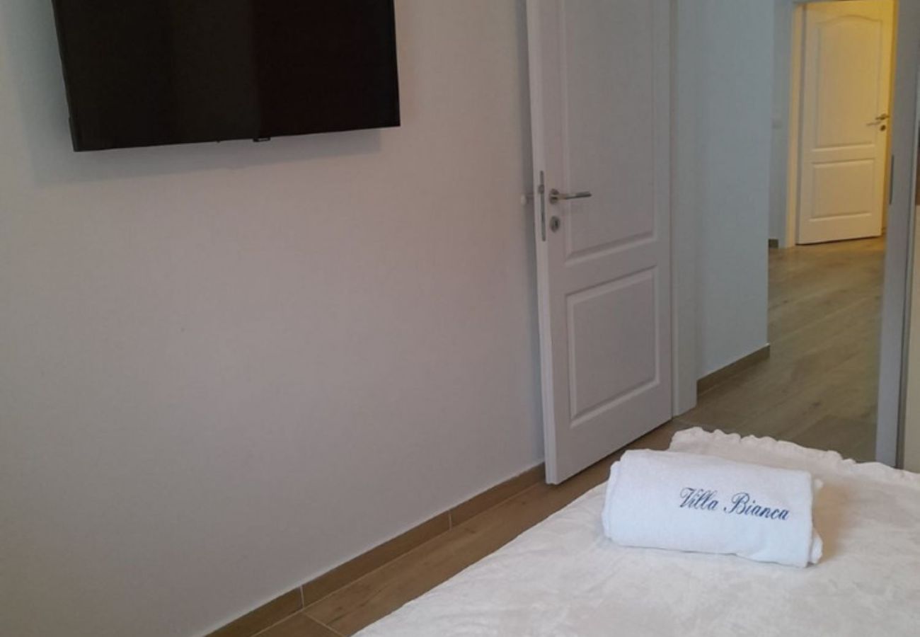 Ferienwohnung in Privlaka - Villa Bianca – Apartment mit zwei Schlafzimmern und Außenpool