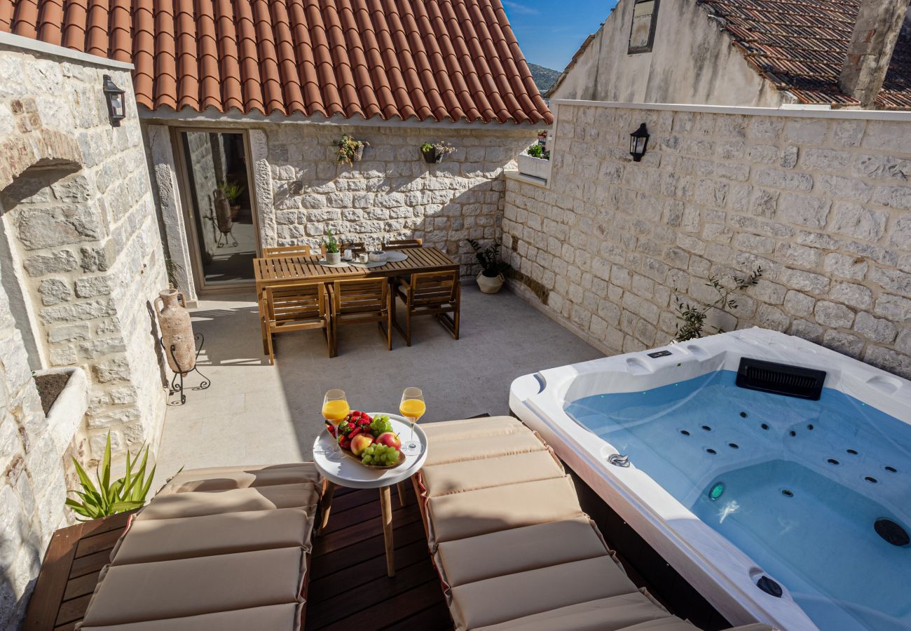 Ferienhaus in Trogir - Steinhaus Trogir – Haus mit drei Schlafzimmern und Whirlpool