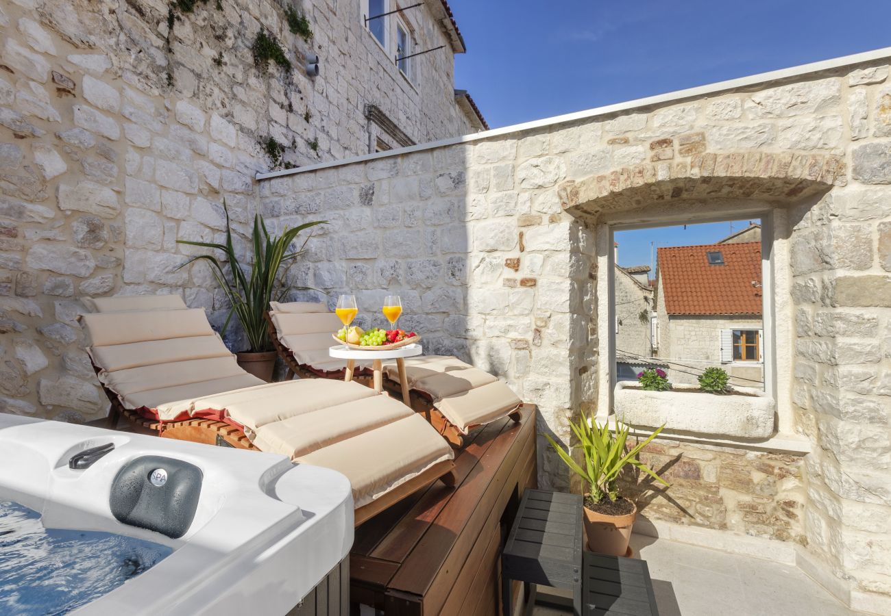 Ferienhaus in Trogir - Steinhaus Trogir – Haus mit drei Schlafzimmern und Whirlpool