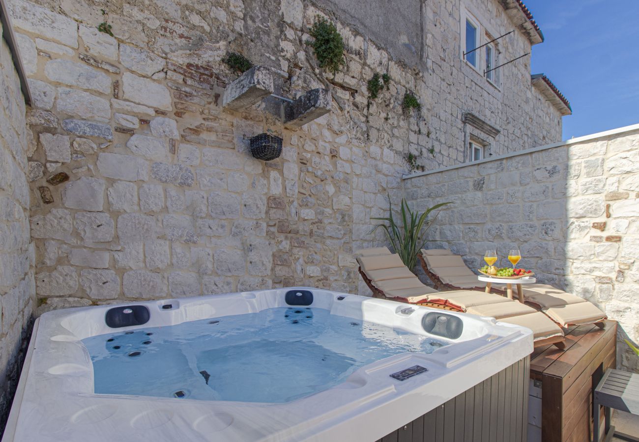 Ferienhaus in Trogir - Steinhaus Trogir – Haus mit drei Schlafzimmern und Whirlpool