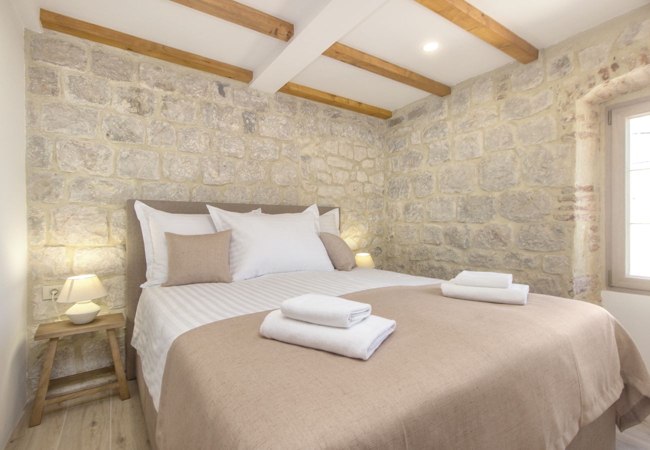 Ferienhaus in Trogir - Steinhaus Trogir – Haus mit drei Schlafzimmern und Whirlpool