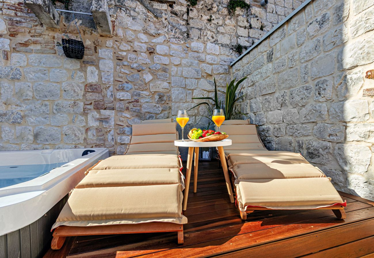 Ferienhaus in Trogir - Steinhaus Trogir – Haus mit drei Schlafzimmern und Whirlpool