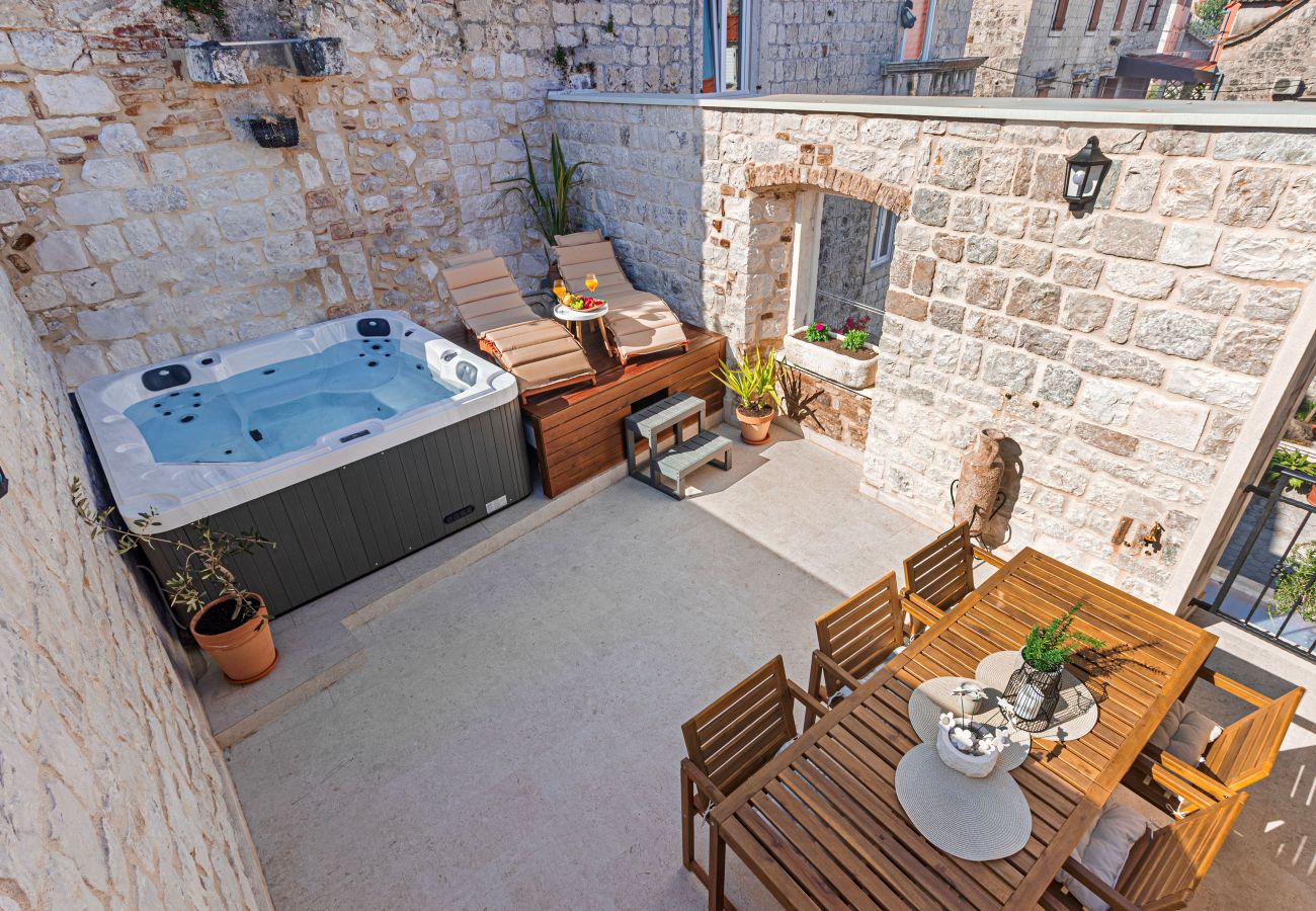 Ferienhaus in Trogir - Steinhaus Trogir – Haus mit drei Schlafzimmern und Whirlpool