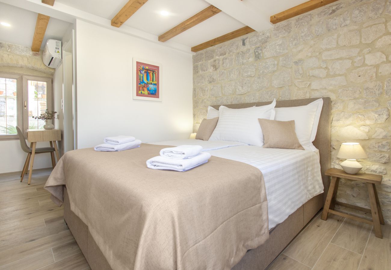 Ferienhaus in Trogir - Steinhaus Trogir – Haus mit drei Schlafzimmern und Whirlpool