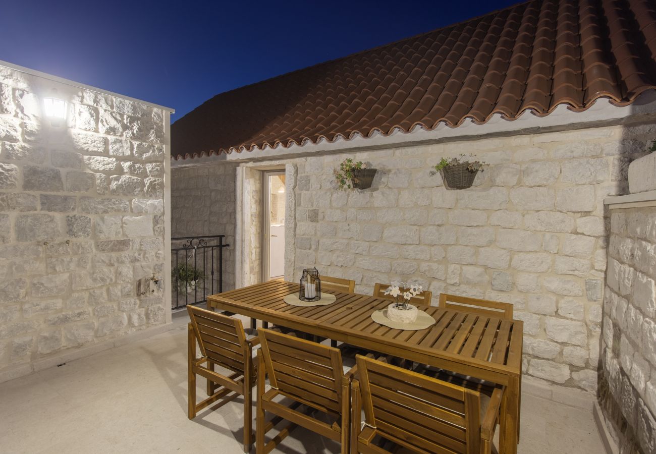 Ferienhaus in Trogir - Steinhaus Trogir – Haus mit drei Schlafzimmern und Whirlpool