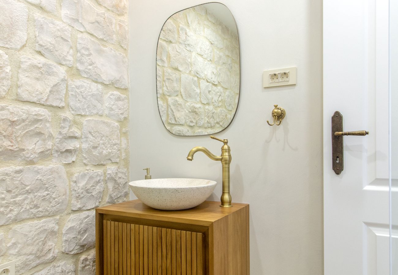 Ferienhaus in Trogir - Steinhaus Trogir – Haus mit drei Schlafzimmern und Whirlpool