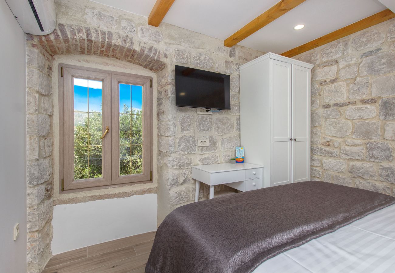 Ferienhaus in Trogir - Steinhaus Trogir – Haus mit drei Schlafzimmern und Whirlpool