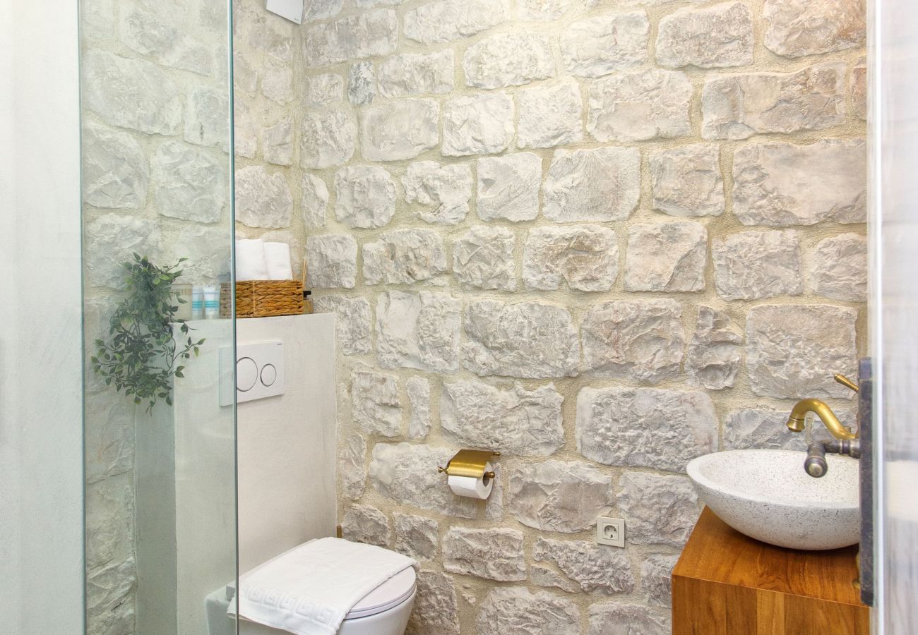 Ferienhaus in Trogir - Steinhaus Trogir – Haus mit drei Schlafzimmern und Whirlpool