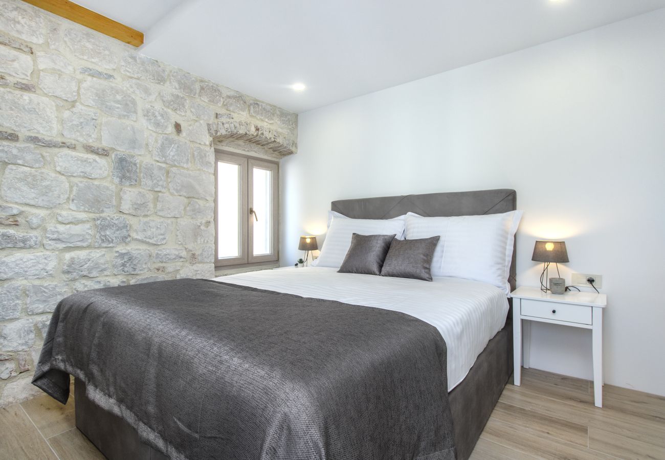 Ferienhaus in Trogir - Steinhaus Trogir – Haus mit drei Schlafzimmern und Whirlpool