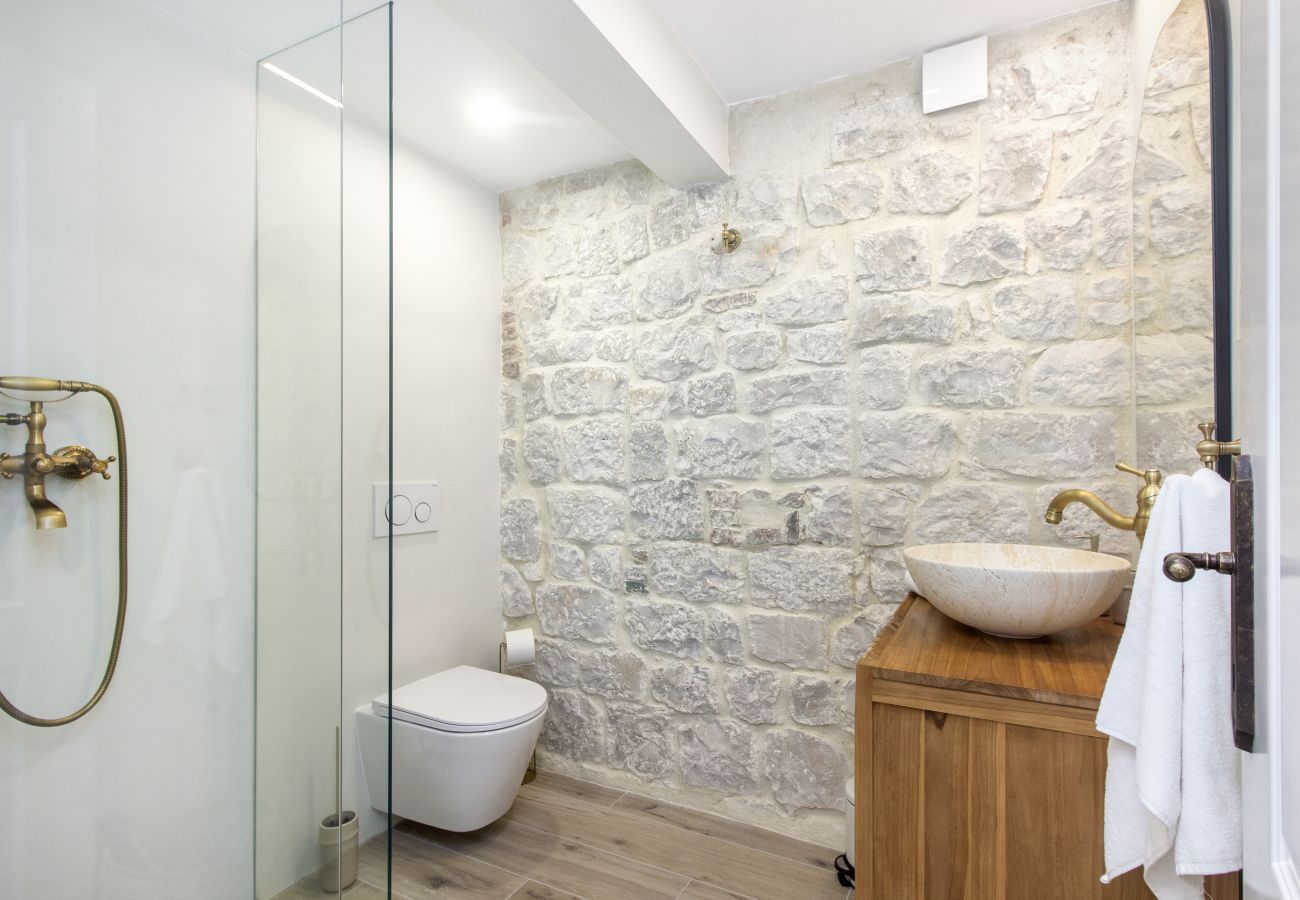 Ferienhaus in Trogir - Steinhaus Trogir – Haus mit drei Schlafzimmern und Whirlpool