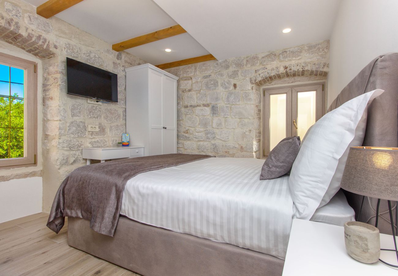 Ferienhaus in Trogir - Steinhaus Trogir – Haus mit drei Schlafzimmern und Whirlpool