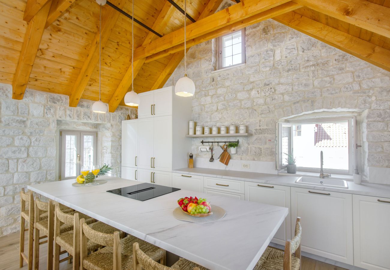 Ferienhaus in Trogir - Steinhaus Trogir – Haus mit drei Schlafzimmern und Whirlpool