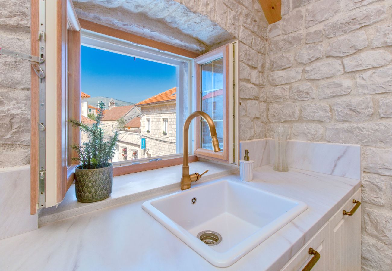 Ferienhaus in Trogir - Steinhaus Trogir – Haus mit drei Schlafzimmern und Whirlpool